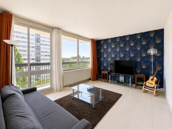 Balcon et vue dégagée à deux pas du RER