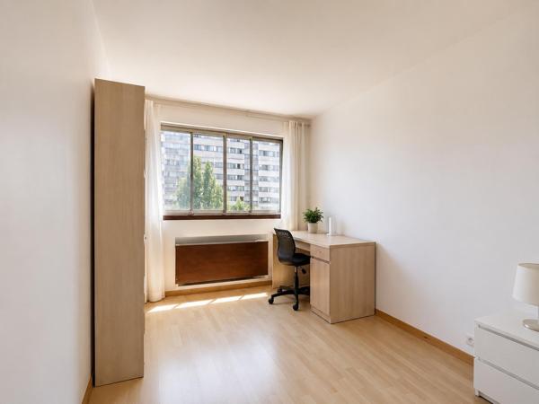 Balcon et vue dégagée à deux pas du RER