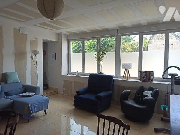 Maison de bourg sans jardin construite en pierres sous ardoises naturelles  à finir d'aménager ...