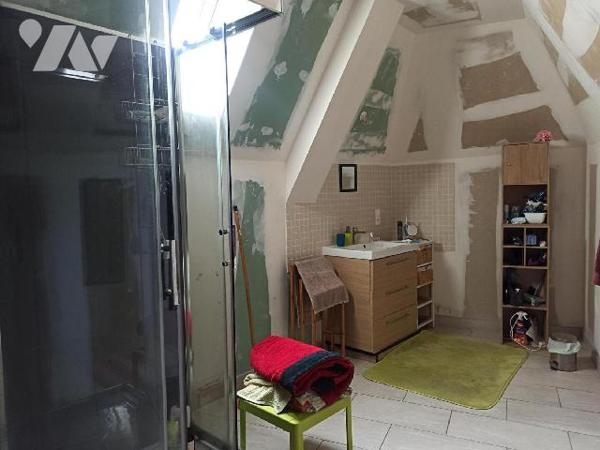 Maison de bourg sans jardin construite en pierres sous ardoises naturelles  à finir d'aménager ...