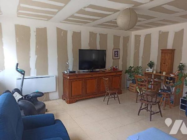 Maison de bourg sans jardin construite en pierres sous ardoises naturelles  à finir d'aménager ...