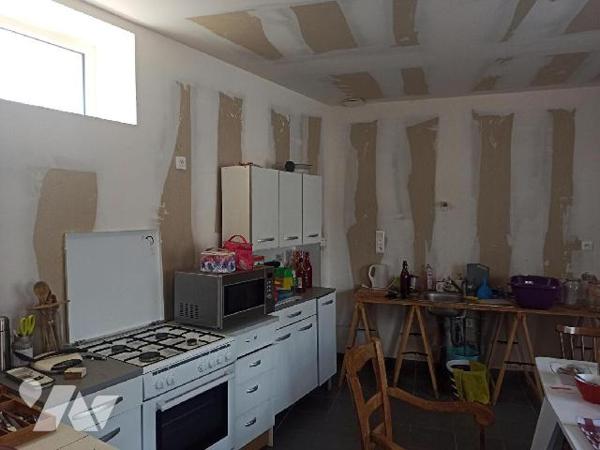 Maison de bourg sans jardin construite en pierres sous ardoises naturelles  à finir d'aménager ...
