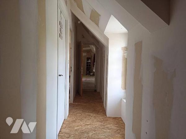 Maison de bourg sans jardin construite en pierres sous ardoises naturelles  à finir d'aménager ...