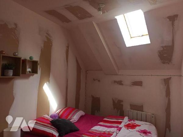 Maison de bourg sans jardin construite en pierres sous ardoises naturelles  à finir d'aménager ...