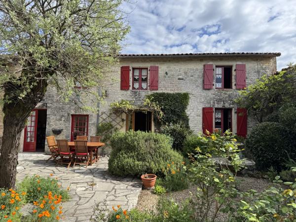 Charmante maison de campagne avec cour et annexe