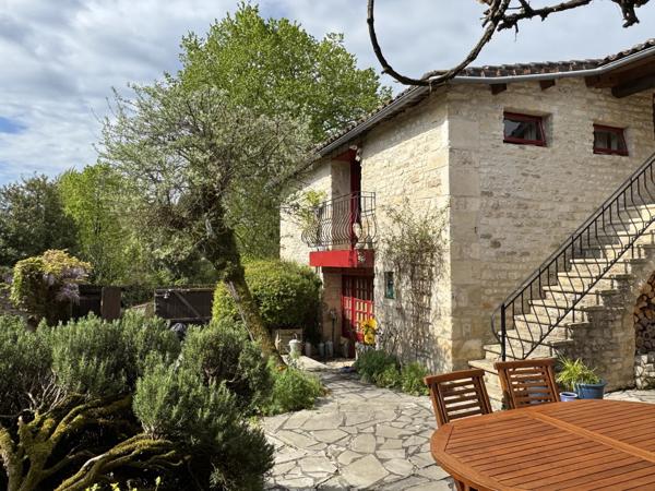Charmante maison de campagne avec cour et annexe