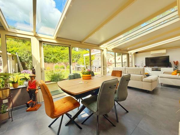 À deux pas de l’Abreuvoir de Marly-le-Roi, découvrez cette charmante maison familiale de 127,65 m² sur un terrain de 395m2 en parfait état, idéalement située dans un environnement recherché, à moins de 10 minutes à pied de la gare LIGNE L et des commerces, ainsi qu’à proximité de l’une des meilleures boulangeries du secteur.

Dès l’entrée, vous apprécierez les rangements intégrés ainsi qu’un WC séparé. Le séjour chaleureux, agrémenté d’un poêle à bois, s’ouvre sur une superbe véranda climatisée de 30 m², exposée sud-ouest et équipée de volets électriques. Dans son prolongement, profitez d’un agréable jardin clos avec terrasse et cabanon.

La maison dispose également d’une grande cuisine Ixina entièrement équipée, refaite il y a moins de 3 ans.

À l’étage, l’espace nuit comprend 3 chambres, dont une avec rangements intégrés, une salle de douche avec WC ainsi qu’une salle de bains.

Un grenier aménageable offre un beau potentiel supplémentaire selon vos envies.

Le sous-sol comprend un grand garage idéal pour le stockage, 

Possibilité de stationner jusqu’à 3 véhicules à l’extérieur. 
Les plus :
* Toiture refaite en 2024
* ⁠véranda de 2016
* DPE classé C

Une maison lumineuse et parfaitement entretenue, dans un cadre privilégié de Marly-le-Roi.
