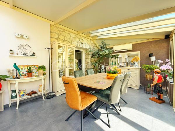 À deux pas de l’Abreuvoir de Marly-le-Roi, découvrez cette charmante maison familiale de 127,65 m² sur un terrain de 395m2 en parfait état, idéalement située dans un environnement recherché, à moins de 10 minutes à pied de la gare LIGNE L et des commerces, ainsi qu’à proximité de l’une des meilleures boulangeries du secteur.

Dès l’entrée, vous apprécierez les rangements intégrés ainsi qu’un WC séparé. Le séjour chaleureux, agrémenté d’un poêle à bois, s’ouvre sur une superbe véranda climatisée de 30 m², exposée sud-ouest et équipée de volets électriques. Dans son prolongement, profitez d’un agréable jardin clos avec terrasse et cabanon.

La maison dispose également d’une grande cuisine Ixina entièrement équipée, refaite il y a moins de 3 ans.

À l’étage, l’espace nuit comprend 3 chambres, dont une avec rangements intégrés, une salle de douche avec WC ainsi qu’une salle de bains.

Un grenier aménageable offre un beau potentiel supplémentaire selon vos envies.

Le sous-sol comprend un grand garage idéal pour le stockage, 

Possibilité de stationner jusqu’à 3 véhicules à l’extérieur. 
Les plus :
* Toiture refaite en 2024
* ⁠véranda de 2016
* DPE classé C

Une maison lumineuse et parfaitement entretenue, dans un cadre privilégié de Marly-le-Roi.