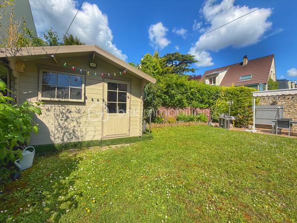 À deux pas de l’Abreuvoir de Marly-le-Roi, découvrez cette charmante maison familiale de 127,65 m² sur un terrain de 395m2 en parfait état, idéalement située dans un environnement recherché, à moins de 10 minutes à pied de la gare LIGNE L et des commerces, ainsi qu’à proximité de l’une des meilleures boulangeries du secteur.

Dès l’entrée, vous apprécierez les rangements intégrés ainsi qu’un WC séparé. Le séjour chaleureux, agrémenté d’un poêle à bois, s’ouvre sur une superbe véranda climatisée de 30 m², exposée sud-ouest et équipée de volets électriques. Dans son prolongement, profitez d’un agréable jardin clos avec terrasse et cabanon.

La maison dispose également d’une grande cuisine Ixina entièrement équipée, refaite il y a moins de 3 ans.

À l’étage, l’espace nuit comprend 3 chambres, dont une avec rangements intégrés, une salle de douche avec WC ainsi qu’une salle de bains.

Un grenier aménageable offre un beau potentiel supplémentaire selon vos envies.

Le sous-sol comprend un grand garage idéal pour le stockage, 

Possibilité de stationner jusqu’à 3 véhicules à l’extérieur. 
Les plus :
* Toiture refaite en 2024
* ⁠véranda de 2016
* DPE classé C

Une maison lumineuse et parfaitement entretenue, dans un cadre privilégié de Marly-le-Roi.