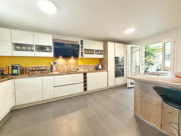 À deux pas de l’Abreuvoir de Marly-le-Roi, découvrez cette charmante maison familiale de 127,65 m² sur un terrain de 395m2 en parfait état, idéalement située dans un environnement recherché, à moins de 10 minutes à pied de la gare LIGNE L et des commerces, ainsi qu’à proximité de l’une des meilleures boulangeries du secteur.

Dès l’entrée, vous apprécierez les rangements intégrés ainsi qu’un WC séparé. Le séjour chaleureux, agrémenté d’un poêle à bois, s’ouvre sur une superbe véranda climatisée de 30 m², exposée sud-ouest et équipée de volets électriques. Dans son prolongement, profitez d’un agréable jardin clos avec terrasse et cabanon.

La maison dispose également d’une grande cuisine Ixina entièrement équipée, refaite il y a moins de 3 ans.

À l’étage, l’espace nuit comprend 3 chambres, dont une avec rangements intégrés, une salle de douche avec WC ainsi qu’une salle de bains.

Un grenier aménageable offre un beau potentiel supplémentaire selon vos envies.

Le sous-sol comprend un grand garage idéal pour le stockage, 

Possibilité de stationner jusqu’à 3 véhicules à l’extérieur. 
Les plus :
* Toiture refaite en 2024
* ⁠véranda de 2016
* DPE classé C

Une maison lumineuse et parfaitement entretenue, dans un cadre privilégié de Marly-le-Roi.