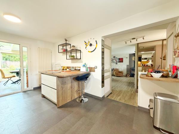 À deux pas de l’Abreuvoir de Marly-le-Roi, découvrez cette charmante maison familiale de 127,65 m² sur un terrain de 395m2 en parfait état, idéalement située dans un environnement recherché, à moins de 10 minutes à pied de la gare LIGNE L et des commerces, ainsi qu’à proximité de l’une des meilleures boulangeries du secteur.

Dès l’entrée, vous apprécierez les rangements intégrés ainsi qu’un WC séparé. Le séjour chaleureux, agrémenté d’un poêle à bois, s’ouvre sur une superbe véranda climatisée de 30 m², exposée sud-ouest et équipée de volets électriques. Dans son prolongement, profitez d’un agréable jardin clos avec terrasse et cabanon.

La maison dispose également d’une grande cuisine Ixina entièrement équipée, refaite il y a moins de 3 ans.

À l’étage, l’espace nuit comprend 3 chambres, dont une avec rangements intégrés, une salle de douche avec WC ainsi qu’une salle de bains.

Un grenier aménageable offre un beau potentiel supplémentaire selon vos envies.

Le sous-sol comprend un grand garage idéal pour le stockage, 

Possibilité de stationner jusqu’à 3 véhicules à l’extérieur. 
Les plus :
* Toiture refaite en 2024
* ⁠véranda de 2016
* DPE classé C

Une maison lumineuse et parfaitement entretenue, dans un cadre privilégié de Marly-le-Roi.