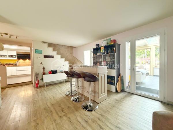 À deux pas de l’Abreuvoir de Marly-le-Roi, découvrez cette charmante maison familiale de 127,65 m² sur un terrain de 395m2 en parfait état, idéalement située dans un environnement recherché, à moins de 10 minutes à pied de la gare LIGNE L et des commerces, ainsi qu’à proximité de l’une des meilleures boulangeries du secteur.

Dès l’entrée, vous apprécierez les rangements intégrés ainsi qu’un WC séparé. Le séjour chaleureux, agrémenté d’un poêle à bois, s’ouvre sur une superbe véranda climatisée de 30 m², exposée sud-ouest et équipée de volets électriques. Dans son prolongement, profitez d’un agréable jardin clos avec terrasse et cabanon.

La maison dispose également d’une grande cuisine Ixina entièrement équipée, refaite il y a moins de 3 ans.

À l’étage, l’espace nuit comprend 3 chambres, dont une avec rangements intégrés, une salle de douche avec WC ainsi qu’une salle de bains.

Un grenier aménageable offre un beau potentiel supplémentaire selon vos envies.

Le sous-sol comprend un grand garage idéal pour le stockage, 

Possibilité de stationner jusqu’à 3 véhicules à l’extérieur. 
Les plus :
* Toiture refaite en 2024
* ⁠véranda de 2016
* DPE classé C

Une maison lumineuse et parfaitement entretenue, dans un cadre privilégié de Marly-le-Roi.
