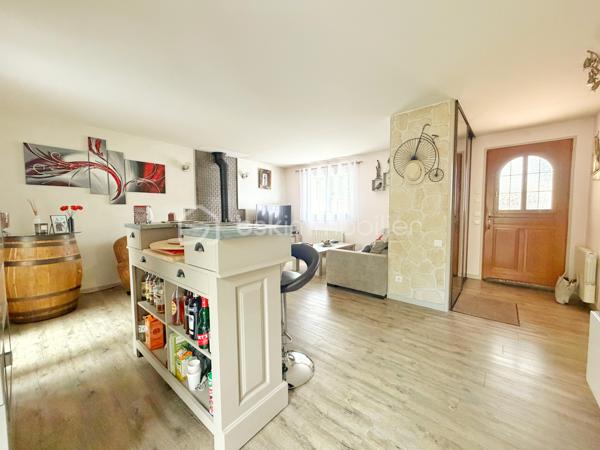 À deux pas de l’Abreuvoir de Marly-le-Roi, découvrez cette charmante maison familiale de 127,65 m² sur un terrain de 395m2 en parfait état, idéalement située dans un environnement recherché, à moins de 10 minutes à pied de la gare LIGNE L et des commerces, ainsi qu’à proximité de l’une des meilleures boulangeries du secteur.

Dès l’entrée, vous apprécierez les rangements intégrés ainsi qu’un WC séparé. Le séjour chaleureux, agrémenté d’un poêle à bois, s’ouvre sur une superbe véranda climatisée de 30 m², exposée sud-ouest et équipée de volets électriques. Dans son prolongement, profitez d’un agréable jardin clos avec terrasse et cabanon.

La maison dispose également d’une grande cuisine Ixina entièrement équipée, refaite il y a moins de 3 ans.

À l’étage, l’espace nuit comprend 3 chambres, dont une avec rangements intégrés, une salle de douche avec WC ainsi qu’une salle de bains.

Un grenier aménageable offre un beau potentiel supplémentaire selon vos envies.

Le sous-sol comprend un grand garage idéal pour le stockage, 

Possibilité de stationner jusqu’à 3 véhicules à l’extérieur. 
Les plus :
* Toiture refaite en 2024
* ⁠véranda de 2016
* DPE classé C

Une maison lumineuse et parfaitement entretenue, dans un cadre privilégié de Marly-le-Roi.