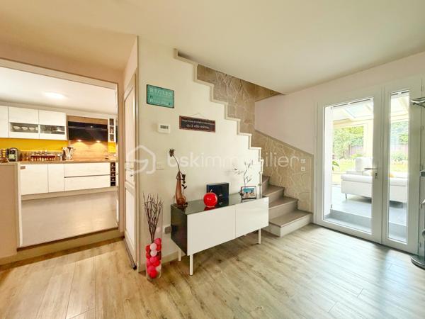 À deux pas de l’Abreuvoir de Marly-le-Roi, découvrez cette charmante maison familiale de 127,65 m² sur un terrain de 395m2 en parfait état, idéalement située dans un environnement recherché, à moins de 10 minutes à pied de la gare LIGNE L et des commerces, ainsi qu’à proximité de l’une des meilleures boulangeries du secteur.

Dès l’entrée, vous apprécierez les rangements intégrés ainsi qu’un WC séparé. Le séjour chaleureux, agrémenté d’un poêle à bois, s’ouvre sur une superbe véranda climatisée de 30 m², exposée sud-ouest et équipée de volets électriques. Dans son prolongement, profitez d’un agréable jardin clos avec terrasse et cabanon.

La maison dispose également d’une grande cuisine Ixina entièrement équipée, refaite il y a moins de 3 ans.

À l’étage, l’espace nuit comprend 3 chambres, dont une avec rangements intégrés, une salle de douche avec WC ainsi qu’une salle de bains.

Un grenier aménageable offre un beau potentiel supplémentaire selon vos envies.

Le sous-sol comprend un grand garage idéal pour le stockage, 

Possibilité de stationner jusqu’à 3 véhicules à l’extérieur. 
Les plus :
* Toiture refaite en 2024
* ⁠véranda de 2016
* DPE classé C

Une maison lumineuse et parfaitement entretenue, dans un cadre privilégié de Marly-le-Roi.