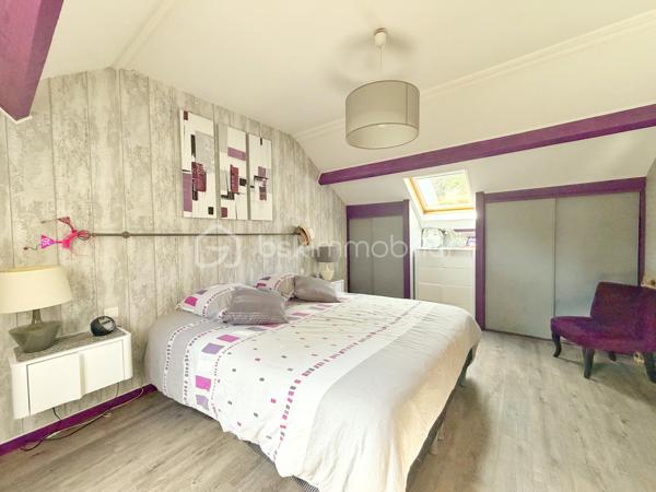 À deux pas de l’Abreuvoir de Marly-le-Roi, découvrez cette charmante maison familiale de 127,65 m² sur un terrain de 395m2 en parfait état, idéalement située dans un environnement recherché, à moins de 10 minutes à pied de la gare LIGNE L et des commerces, ainsi qu’à proximité de l’une des meilleures boulangeries du secteur.

Dès l’entrée, vous apprécierez les rangements intégrés ainsi qu’un WC séparé. Le séjour chaleureux, agrémenté d’un poêle à bois, s’ouvre sur une superbe véranda climatisée de 30 m², exposée sud-ouest et équipée de volets électriques. Dans son prolongement, profitez d’un agréable jardin clos avec terrasse et cabanon.

La maison dispose également d’une grande cuisine Ixina entièrement équipée, refaite il y a moins de 3 ans.

À l’étage, l’espace nuit comprend 3 chambres, dont une avec rangements intégrés, une salle de douche avec WC ainsi qu’une salle de bains.

Un grenier aménageable offre un beau potentiel supplémentaire selon vos envies.

Le sous-sol comprend un grand garage idéal pour le stockage, 

Possibilité de stationner jusqu’à 3 véhicules à l’extérieur. 
Les plus :
* Toiture refaite en 2024
* ⁠véranda de 2016
* DPE classé C

Une maison lumineuse et parfaitement entretenue, dans un cadre privilégié de Marly-le-Roi.