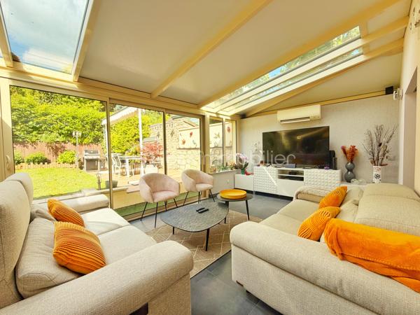 À deux pas de l’Abreuvoir de Marly-le-Roi, découvrez cette charmante maison familiale de 127,65 m² sur un terrain de 395m2 en parfait état, idéalement située dans un environnement recherché, à moins de 10 minutes à pied de la gare LIGNE L et des commerces, ainsi qu’à proximité de l’une des meilleures boulangeries du secteur.

Dès l’entrée, vous apprécierez les rangements intégrés ainsi qu’un WC séparé. Le séjour chaleureux, agrémenté d’un poêle à bois, s’ouvre sur une superbe véranda climatisée de 30 m², exposée sud-ouest et équipée de volets électriques. Dans son prolongement, profitez d’un agréable jardin clos avec terrasse et cabanon.

La maison dispose également d’une grande cuisine Ixina entièrement équipée, refaite il y a moins de 3 ans.

À l’étage, l’espace nuit comprend 3 chambres, dont une avec rangements intégrés, une salle de douche avec WC ainsi qu’une salle de bains.

Un grenier aménageable offre un beau potentiel supplémentaire selon vos envies.

Le sous-sol comprend un grand garage idéal pour le stockage, 

Possibilité de stationner jusqu’à 3 véhicules à l’extérieur. 
Les plus :
* Toiture refaite en 2024
* ⁠véranda de 2016
* DPE classé C

Une maison lumineuse et parfaitement entretenue, dans un cadre privilégié de Marly-le-Roi.