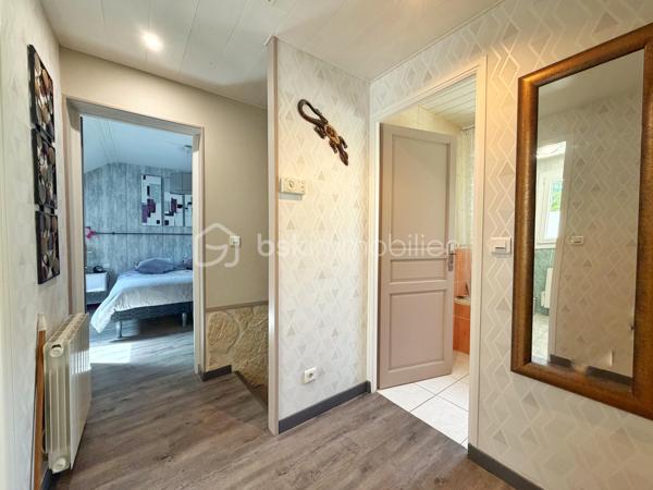 À deux pas de l’Abreuvoir de Marly-le-Roi, découvrez cette charmante maison familiale de 127,65 m² sur un terrain de 395m2 en parfait état, idéalement située dans un environnement recherché, à moins de 10 minutes à pied de la gare LIGNE L et des commerces, ainsi qu’à proximité de l’une des meilleures boulangeries du secteur.

Dès l’entrée, vous apprécierez les rangements intégrés ainsi qu’un WC séparé. Le séjour chaleureux, agrémenté d’un poêle à bois, s’ouvre sur une superbe véranda climatisée de 30 m², exposée sud-ouest et équipée de volets électriques. Dans son prolongement, profitez d’un agréable jardin clos avec terrasse et cabanon.

La maison dispose également d’une grande cuisine Ixina entièrement équipée, refaite il y a moins de 3 ans.

À l’étage, l’espace nuit comprend 3 chambres, dont une avec rangements intégrés, une salle de douche avec WC ainsi qu’une salle de bains.

Un grenier aménageable offre un beau potentiel supplémentaire selon vos envies.

Le sous-sol comprend un grand garage idéal pour le stockage, 

Possibilité de stationner jusqu’à 3 véhicules à l’extérieur. 
Les plus :
* Toiture refaite en 2024
* ⁠véranda de 2016
* DPE classé C

Une maison lumineuse et parfaitement entretenue, dans un cadre privilégié de Marly-le-Roi.