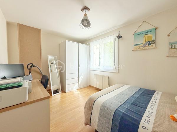 À deux pas de l’Abreuvoir de Marly-le-Roi, découvrez cette charmante maison familiale de 127,65 m² sur un terrain de 395m2 en parfait état, idéalement située dans un environnement recherché, à moins de 10 minutes à pied de la gare LIGNE L et des commerces, ainsi qu’à proximité de l’une des meilleures boulangeries du secteur.

Dès l’entrée, vous apprécierez les rangements intégrés ainsi qu’un WC séparé. Le séjour chaleureux, agrémenté d’un poêle à bois, s’ouvre sur une superbe véranda climatisée de 30 m², exposée sud-ouest et équipée de volets électriques. Dans son prolongement, profitez d’un agréable jardin clos avec terrasse et cabanon.

La maison dispose également d’une grande cuisine Ixina entièrement équipée, refaite il y a moins de 3 ans.

À l’étage, l’espace nuit comprend 3 chambres, dont une avec rangements intégrés, une salle de douche avec WC ainsi qu’une salle de bains.

Un grenier aménageable offre un beau potentiel supplémentaire selon vos envies.

Le sous-sol comprend un grand garage idéal pour le stockage, 

Possibilité de stationner jusqu’à 3 véhicules à l’extérieur. 
Les plus :
* Toiture refaite en 2024
* ⁠véranda de 2016
* DPE classé C

Une maison lumineuse et parfaitement entretenue, dans un cadre privilégié de Marly-le-Roi.