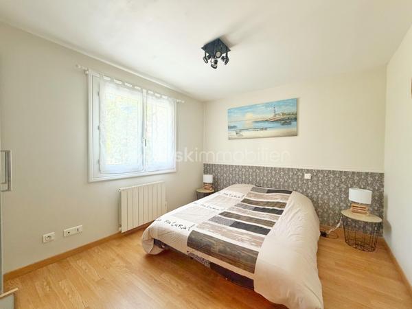À deux pas de l’Abreuvoir de Marly-le-Roi, découvrez cette charmante maison familiale de 127,65 m² sur un terrain de 395m2 en parfait état, idéalement située dans un environnement recherché, à moins de 10 minutes à pied de la gare LIGNE L et des commerces, ainsi qu’à proximité de l’une des meilleures boulangeries du secteur.

Dès l’entrée, vous apprécierez les rangements intégrés ainsi qu’un WC séparé. Le séjour chaleureux, agrémenté d’un poêle à bois, s’ouvre sur une superbe véranda climatisée de 30 m², exposée sud-ouest et équipée de volets électriques. Dans son prolongement, profitez d’un agréable jardin clos avec terrasse et cabanon.

La maison dispose également d’une grande cuisine Ixina entièrement équipée, refaite il y a moins de 3 ans.

À l’étage, l’espace nuit comprend 3 chambres, dont une avec rangements intégrés, une salle de douche avec WC ainsi qu’une salle de bains.

Un grenier aménageable offre un beau potentiel supplémentaire selon vos envies.

Le sous-sol comprend un grand garage idéal pour le stockage, 

Possibilité de stationner jusqu’à 3 véhicules à l’extérieur. 
Les plus :
* Toiture refaite en 2024
* ⁠véranda de 2016
* DPE classé C

Une maison lumineuse et parfaitement entretenue, dans un cadre privilégié de Marly-le-Roi.