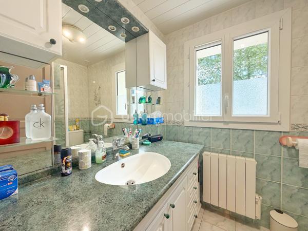 À deux pas de l’Abreuvoir de Marly-le-Roi, découvrez cette charmante maison familiale de 127,65 m² sur un terrain de 395m2 en parfait état, idéalement située dans un environnement recherché, à moins de 10 minutes à pied de la gare LIGNE L et des commerces, ainsi qu’à proximité de l’une des meilleures boulangeries du secteur.

Dès l’entrée, vous apprécierez les rangements intégrés ainsi qu’un WC séparé. Le séjour chaleureux, agrémenté d’un poêle à bois, s’ouvre sur une superbe véranda climatisée de 30 m², exposée sud-ouest et équipée de volets électriques. Dans son prolongement, profitez d’un agréable jardin clos avec terrasse et cabanon.

La maison dispose également d’une grande cuisine Ixina entièrement équipée, refaite il y a moins de 3 ans.

À l’étage, l’espace nuit comprend 3 chambres, dont une avec rangements intégrés, une salle de douche avec WC ainsi qu’une salle de bains.

Un grenier aménageable offre un beau potentiel supplémentaire selon vos envies.

Le sous-sol comprend un grand garage idéal pour le stockage, 

Possibilité de stationner jusqu’à 3 véhicules à l’extérieur. 
Les plus :
* Toiture refaite en 2024
* ⁠véranda de 2016
* DPE classé C

Une maison lumineuse et parfaitement entretenue, dans un cadre privilégié de Marly-le-Roi.