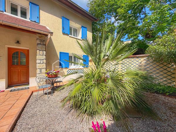 À deux pas de l’Abreuvoir de Marly-le-Roi, découvrez cette charmante maison familiale de 127,65 m² sur un terrain de 395m2 en parfait état, idéalement située dans un environnement recherché, à moins de 10 minutes à pied de la gare LIGNE L et des commerces, ainsi qu’à proximité de l’une des meilleures boulangeries du secteur.

Dès l’entrée, vous apprécierez les rangements intégrés ainsi qu’un WC séparé. Le séjour chaleureux, agrémenté d’un poêle à bois, s’ouvre sur une superbe véranda climatisée de 30 m², exposée sud-ouest et équipée de volets électriques. Dans son prolongement, profitez d’un agréable jardin clos avec terrasse et cabanon.

La maison dispose également d’une grande cuisine Ixina entièrement équipée, refaite il y a moins de 3 ans.

À l’étage, l’espace nuit comprend 3 chambres, dont une avec rangements intégrés, une salle de douche avec WC ainsi qu’une salle de bains.

Un grenier aménageable offre un beau potentiel supplémentaire selon vos envies.

Le sous-sol comprend un grand garage idéal pour le stockage, 

Possibilité de stationner jusqu’à 3 véhicules à l’extérieur. 
Les plus :
* Toiture refaite en 2024
* ⁠véranda de 2016
* DPE classé C

Une maison lumineuse et parfaitement entretenue, dans un cadre privilégié de Marly-le-Roi.