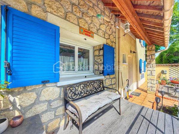 À deux pas de l’Abreuvoir de Marly-le-Roi, découvrez cette charmante maison familiale de 127,65 m² sur un terrain de 395m2 en parfait état, idéalement située dans un environnement recherché, à moins de 10 minutes à pied de la gare LIGNE L et des commerces, ainsi qu’à proximité de l’une des meilleures boulangeries du secteur.

Dès l’entrée, vous apprécierez les rangements intégrés ainsi qu’un WC séparé. Le séjour chaleureux, agrémenté d’un poêle à bois, s’ouvre sur une superbe véranda climatisée de 30 m², exposée sud-ouest et équipée de volets électriques. Dans son prolongement, profitez d’un agréable jardin clos avec terrasse et cabanon.

La maison dispose également d’une grande cuisine Ixina entièrement équipée, refaite il y a moins de 3 ans.

À l’étage, l’espace nuit comprend 3 chambres, dont une avec rangements intégrés, une salle de douche avec WC ainsi qu’une salle de bains.

Un grenier aménageable offre un beau potentiel supplémentaire selon vos envies.

Le sous-sol comprend un grand garage idéal pour le stockage, 

Possibilité de stationner jusqu’à 3 véhicules à l’extérieur. 
Les plus :
* Toiture refaite en 2024
* ⁠véranda de 2016
* DPE classé C

Une maison lumineuse et parfaitement entretenue, dans un cadre privilégié de Marly-le-Roi.