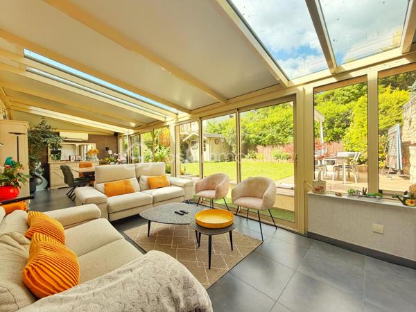 À deux pas de l’Abreuvoir de Marly-le-Roi, découvrez cette charmante maison familiale de 127,65 m² sur un terrain de 395m2 en parfait état, idéalement située dans un environnement recherché, à moins de 10 minutes à pied de la gare LIGNE L et des commerces, ainsi qu’à proximité de l’une des meilleures boulangeries du secteur.

Dès l’entrée, vous apprécierez les rangements intégrés ainsi qu’un WC séparé. Le séjour chaleureux, agrémenté d’un poêle à bois, s’ouvre sur une superbe véranda climatisée de 30 m², exposée sud-ouest et équipée de volets électriques. Dans son prolongement, profitez d’un agréable jardin clos avec terrasse et cabanon.

La maison dispose également d’une grande cuisine Ixina entièrement équipée, refaite il y a moins de 3 ans.

À l’étage, l’espace nuit comprend 3 chambres, dont une avec rangements intégrés, une salle de douche avec WC ainsi qu’une salle de bains.

Un grenier aménageable offre un beau potentiel supplémentaire selon vos envies.

Le sous-sol comprend un grand garage idéal pour le stockage, 

Possibilité de stationner jusqu’à 3 véhicules à l’extérieur. 
Les plus :
* Toiture refaite en 2024
* ⁠véranda de 2016
* DPE classé C

Une maison lumineuse et parfaitement entretenue, dans un cadre privilégié de Marly-le-Roi.