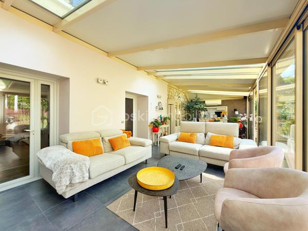 À deux pas de l’Abreuvoir de Marly-le-Roi, découvrez cette charmante maison familiale de 127,65 m² sur un terrain de 395m2 en parfait état, idéalement située dans un environnement recherché, à moins de 10 minutes à pied de la gare LIGNE L et des commerces, ainsi qu’à proximité de l’une des meilleures boulangeries du secteur.

Dès l’entrée, vous apprécierez les rangements intégrés ainsi qu’un WC séparé. Le séjour chaleureux, agrémenté d’un poêle à bois, s’ouvre sur une superbe véranda climatisée de 30 m², exposée sud-ouest et équipée de volets électriques. Dans son prolongement, profitez d’un agréable jardin clos avec terrasse et cabanon.

La maison dispose également d’une grande cuisine Ixina entièrement équipée, refaite il y a moins de 3 ans.

À l’étage, l’espace nuit comprend 3 chambres, dont une avec rangements intégrés, une salle de douche avec WC ainsi qu’une salle de bains.

Un grenier aménageable offre un beau potentiel supplémentaire selon vos envies.

Le sous-sol comprend un grand garage idéal pour le stockage, 

Possibilité de stationner jusqu’à 3 véhicules à l’extérieur. 
Les plus :
* Toiture refaite en 2024
* ⁠véranda de 2016
* DPE classé C

Une maison lumineuse et parfaitement entretenue, dans un cadre privilégié de Marly-le-Roi.
