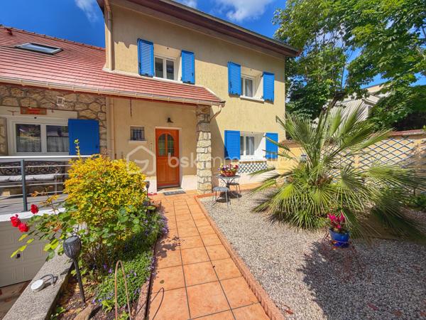 À deux pas de l’Abreuvoir de Marly-le-Roi, découvrez cette charmante maison familiale de 127,65 m² sur un terrain de 395m2 en parfait état, idéalement située dans un environnement recherché, à moins de 10 minutes à pied de la gare LIGNE L et des commerces, ainsi qu’à proximité de l’une des meilleures boulangeries du secteur.

Dès l’entrée, vous apprécierez les rangements intégrés ainsi qu’un WC séparé. Le séjour chaleureux, agrémenté d’un poêle à bois, s’ouvre sur une superbe véranda climatisée de 30 m², exposée sud-ouest et équipée de volets électriques. Dans son prolongement, profitez d’un agréable jardin clos avec terrasse et cabanon.

La maison dispose également d’une grande cuisine Ixina entièrement équipée, refaite il y a moins de 3 ans.

À l’étage, l’espace nuit comprend 3 chambres, dont une avec rangements intégrés, une salle de douche avec WC ainsi qu’une salle de bains.

Un grenier aménageable offre un beau potentiel supplémentaire selon vos envies.

Le sous-sol comprend un grand garage idéal pour le stockage, 

Possibilité de stationner jusqu’à 3 véhicules à l’extérieur. 
Les plus :
* Toiture refaite en 2024
* ⁠véranda de 2016
* DPE classé C

Une maison lumineuse et parfaitement entretenue, dans un cadre privilégié de Marly-le-Roi.