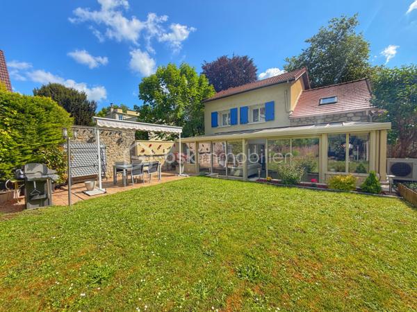 À deux pas de l’Abreuvoir de Marly-le-Roi, découvrez cette charmante maison familiale de 127,65 m² sur un terrain de 395m2 en parfait état, idéalement située dans un environnement recherché, à moins de 10 minutes à pied de la gare LIGNE L et des commerces, ainsi qu’à proximité de l’une des meilleures boulangeries du secteur.

Dès l’entrée, vous apprécierez les rangements intégrés ainsi qu’un WC séparé. Le séjour chaleureux, agrémenté d’un poêle à bois, s’ouvre sur une superbe véranda climatisée de 30 m², exposée sud-ouest et équipée de volets électriques. Dans son prolongement, profitez d’un agréable jardin clos avec terrasse et cabanon.

La maison dispose également d’une grande cuisine Ixina entièrement équipée, refaite il y a moins de 3 ans.

À l’étage, l’espace nuit comprend 3 chambres, dont une avec rangements intégrés, une salle de douche avec WC ainsi qu’une salle de bains.

Un grenier aménageable offre un beau potentiel supplémentaire selon vos envies.

Le sous-sol comprend un grand garage idéal pour le stockage, 

Possibilité de stationner jusqu’à 3 véhicules à l’extérieur. 
Les plus :
* Toiture refaite en 2024
* ⁠véranda de 2016
* DPE classé C

Une maison lumineuse et parfaitement entretenue, dans un cadre privilégié de Marly-le-Roi.