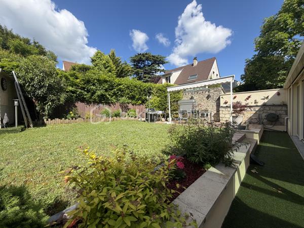 À deux pas de l’Abreuvoir de Marly-le-Roi, découvrez cette charmante maison familiale de 127,65 m² sur un terrain de 395m2 en parfait état, idéalement située dans un environnement recherché, à moins de 10 minutes à pied de la gare LIGNE L et des commerces, ainsi qu’à proximité de l’une des meilleures boulangeries du secteur.

Dès l’entrée, vous apprécierez les rangements intégrés ainsi qu’un WC séparé. Le séjour chaleureux, agrémenté d’un poêle à bois, s’ouvre sur une superbe véranda climatisée de 30 m², exposée sud-ouest et équipée de volets électriques. Dans son prolongement, profitez d’un agréable jardin clos avec terrasse et cabanon.

La maison dispose également d’une grande cuisine Ixina entièrement équipée, refaite il y a moins de 3 ans.

À l’étage, l’espace nuit comprend 3 chambres, dont une avec rangements intégrés, une salle de douche avec WC ainsi qu’une salle de bains.

Un grenier aménageable offre un beau potentiel supplémentaire selon vos envies.

Le sous-sol comprend un grand garage idéal pour le stockage, 

Possibilité de stationner jusqu’à 3 véhicules à l’extérieur. 
Les plus :
* Toiture refaite en 2024
* ⁠véranda de 2016
* DPE classé C

Une maison lumineuse et parfaitement entretenue, dans un cadre privilégié de Marly-le-Roi.