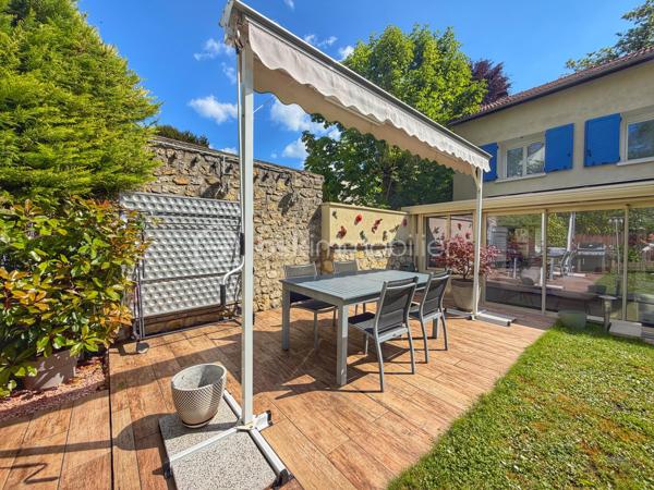 À deux pas de l’Abreuvoir de Marly-le-Roi, découvrez cette charmante maison familiale de 127,65 m² sur un terrain de 395m2 en parfait état, idéalement située dans un environnement recherché, à moins de 10 minutes à pied de la gare LIGNE L et des commerces, ainsi qu’à proximité de l’une des meilleures boulangeries du secteur.

Dès l’entrée, vous apprécierez les rangements intégrés ainsi qu’un WC séparé. Le séjour chaleureux, agrémenté d’un poêle à bois, s’ouvre sur une superbe véranda climatisée de 30 m², exposée sud-ouest et équipée de volets électriques. Dans son prolongement, profitez d’un agréable jardin clos avec terrasse et cabanon.

La maison dispose également d’une grande cuisine Ixina entièrement équipée, refaite il y a moins de 3 ans.

À l’étage, l’espace nuit comprend 3 chambres, dont une avec rangements intégrés, une salle de douche avec WC ainsi qu’une salle de bains.

Un grenier aménageable offre un beau potentiel supplémentaire selon vos envies.

Le sous-sol comprend un grand garage idéal pour le stockage, 

Possibilité de stationner jusqu’à 3 véhicules à l’extérieur. 
Les plus :
* Toiture refaite en 2024
* ⁠véranda de 2016
* DPE classé C

Une maison lumineuse et parfaitement entretenue, dans un cadre privilégié de Marly-le-Roi.