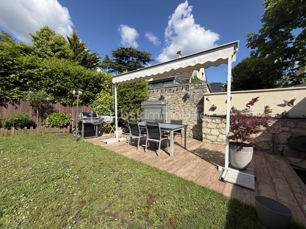 À deux pas de l’Abreuvoir de Marly-le-Roi, découvrez cette charmante maison familiale de 127,65 m² sur un terrain de 395m2 en parfait état, idéalement située dans un environnement recherché, à moins de 10 minutes à pied de la gare LIGNE L et des commerces, ainsi qu’à proximité de l’une des meilleures boulangeries du secteur.

Dès l’entrée, vous apprécierez les rangements intégrés ainsi qu’un WC séparé. Le séjour chaleureux, agrémenté d’un poêle à bois, s’ouvre sur une superbe véranda climatisée de 30 m², exposée sud-ouest et équipée de volets électriques. Dans son prolongement, profitez d’un agréable jardin clos avec terrasse et cabanon.

La maison dispose également d’une grande cuisine Ixina entièrement équipée, refaite il y a moins de 3 ans.

À l’étage, l’espace nuit comprend 3 chambres, dont une avec rangements intégrés, une salle de douche avec WC ainsi qu’une salle de bains.

Un grenier aménageable offre un beau potentiel supplémentaire selon vos envies.

Le sous-sol comprend un grand garage idéal pour le stockage, 

Possibilité de stationner jusqu’à 3 véhicules à l’extérieur. 
Les plus :
* Toiture refaite en 2024
* ⁠véranda de 2016
* DPE classé C

Une maison lumineuse et parfaitement entretenue, dans un cadre privilégié de Marly-le-Roi.