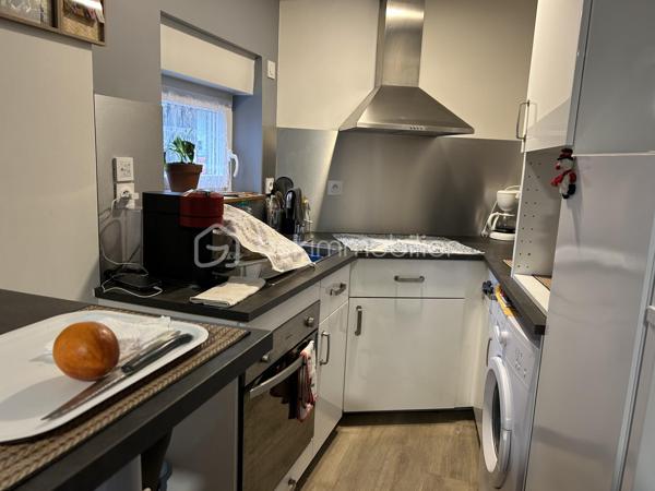 Camille KRAFT vous propose de découvrir cet appartement 2 pièces, aux portes du cœur historique de Moret.
Proche de tous commerces, et commodités, cet appartement en rez-de-chaussée, vous offre le confort des espaces bien répartis.
Entrez dans le salon séjour ouvert sur la cuisine aménagée. Une chambre avec salle d’eau et WC ainsi qu'un espace dressing indépendant. 
A cela, s’ajoute un grand garage attenant.
L’appartement est vendu loué meublé (location en cours à 650,00 € hors charges).
Venez visiter sans tarder en me contactant au 0786912940

Chers collègues, le travail pour l'intérêt de mes clients est une priorité, c'est pourquoi je vous invite à me contacter sur vous souhaitez proposer ce bien à vos clients.