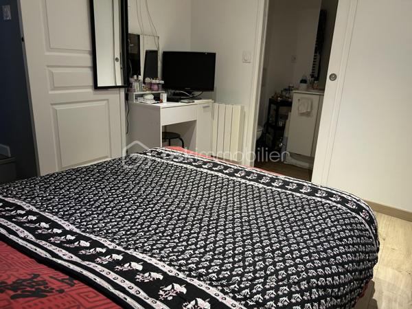 Camille KRAFT vous propose de découvrir cet appartement 2 pièces, aux portes du cœur historique de Moret.
Proche de tous commerces, et commodités, cet appartement en rez-de-chaussée, vous offre le confort des espaces bien répartis.
Entrez dans le salon séjour ouvert sur la cuisine aménagée. Une chambre avec salle d’eau et WC ainsi qu'un espace dressing indépendant. 
A cela, s’ajoute un grand garage attenant.
L’appartement est vendu loué meublé (location en cours à 650,00 € hors charges).
Venez visiter sans tarder en me contactant au 0786912940

Chers collègues, le travail pour l'intérêt de mes clients est une priorité, c'est pourquoi je vous invite à me contacter sur vous souhaitez proposer ce bien à vos clients.