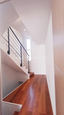 Idéalement située, en plein cœur des Sables d'Olonne à quelques mètres du Remblai, cette charmante maison de ville des années 60, entièrement rénovée avec goût, offre un cadre de vie exceptionnel ou tout se fait à pied. Développée sur trois niveaux, la maison propose de beaux volumes et une distribution parfaitement pensée. Au rez-de-chaussée, vous serez séduit par une belle pièce de vie lumineuse avec sa cuisine équipée aménagée et sa cour intérieure. En premier niveau, une belle suite parentale avec son dressing et sa salle d'eau douche à l'italienne et au dernier niveau, deux autres chambres avec sa salle d'eau fonctionnelle. Des toilettes indépendantes à chaque niveau. Balcons avec une vue mer en étage. Une adresse rare et recherchée pour profiter pleinement de l'art de vivre Sablais, que ce soit en résidence principale, secondaire ou pour un investissement patrimonial de qualité. A DECOUVRIR SANS TARDER!