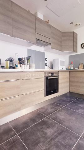 Idéalement située, en plein cœur des Sables d'Olonne à quelques mètres du Remblai, cette charmante maison de ville des années 60, entièrement rénovée avec goût, offre un cadre de vie exceptionnel ou tout se fait à pied. Développée sur trois niveaux, la maison propose de beaux volumes et une distribution parfaitement pensée. Au rez-de-chaussée, vous serez séduit par une belle pièce de vie lumineuse avec sa cuisine équipée aménagée et sa cour intérieure. En premier niveau, une belle suite parentale avec son dressing et sa salle d'eau douche à l'italienne et au dernier niveau, deux autres chambres avec sa salle d'eau fonctionnelle. Des toilettes indépendantes à chaque niveau. Balcons avec une vue mer en étage. Une adresse rare et recherchée pour profiter pleinement de l'art de vivre Sablais, que ce soit en résidence principale, secondaire ou pour un investissement patrimonial de qualité. A DECOUVRIR SANS TARDER!
