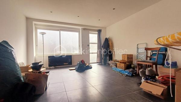 Idéalement située, en plein cœur des Sables d'Olonne à quelques mètres du Remblai, cette charmante maison de ville des années 60, entièrement rénovée avec goût, offre un cadre de vie exceptionnel ou tout se fait à pied. Développée sur trois niveaux, la maison propose de beaux volumes et une distribution parfaitement pensée. Au rez-de-chaussée, vous serez séduit par une belle pièce de vie lumineuse avec sa cuisine équipée aménagée et sa cour intérieure. En premier niveau, une belle suite parentale avec son dressing et sa salle d'eau douche à l'italienne et au dernier niveau, deux autres chambres avec sa salle d'eau fonctionnelle. Des toilettes indépendantes à chaque niveau. Balcons avec une vue mer en étage. Une adresse rare et recherchée pour profiter pleinement de l'art de vivre Sablais, que ce soit en résidence principale, secondaire ou pour un investissement patrimonial de qualité. A DECOUVRIR SANS TARDER!