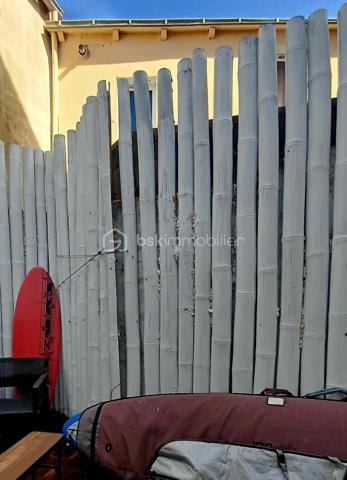 Idéalement située, en plein cœur des Sables d'Olonne à quelques mètres du Remblai, cette charmante maison de ville des années 60, entièrement rénovée avec goût, offre un cadre de vie exceptionnel ou tout se fait à pied. Développée sur trois niveaux, la maison propose de beaux volumes et une distribution parfaitement pensée. Au rez-de-chaussée, vous serez séduit par une belle pièce de vie lumineuse avec sa cuisine équipée aménagée et sa cour intérieure. En premier niveau, une belle suite parentale avec son dressing et sa salle d'eau douche à l'italienne et au dernier niveau, deux autres chambres avec sa salle d'eau fonctionnelle. Des toilettes indépendantes à chaque niveau. Balcons avec une vue mer en étage. Une adresse rare et recherchée pour profiter pleinement de l'art de vivre Sablais, que ce soit en résidence principale, secondaire ou pour un investissement patrimonial de qualité. A DECOUVRIR SANS TARDER!