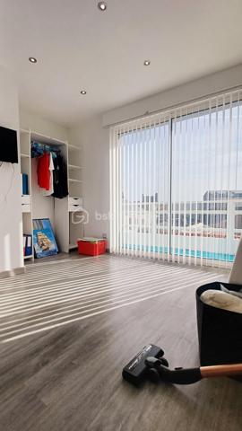 Idéalement située, en plein cœur des Sables d'Olonne à quelques mètres du Remblai, cette charmante maison de ville des années 60, entièrement rénovée avec goût, offre un cadre de vie exceptionnel ou tout se fait à pied. Développée sur trois niveaux, la maison propose de beaux volumes et une distribution parfaitement pensée. Au rez-de-chaussée, vous serez séduit par une belle pièce de vie lumineuse avec sa cuisine équipée aménagée et sa cour intérieure. En premier niveau, une belle suite parentale avec son dressing et sa salle d'eau douche à l'italienne et au dernier niveau, deux autres chambres avec sa salle d'eau fonctionnelle. Des toilettes indépendantes à chaque niveau. Balcons avec une vue mer en étage. Une adresse rare et recherchée pour profiter pleinement de l'art de vivre Sablais, que ce soit en résidence principale, secondaire ou pour un investissement patrimonial de qualité. A DECOUVRIR SANS TARDER!