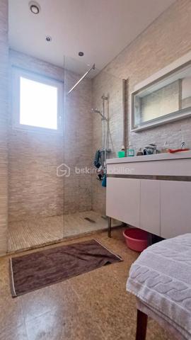 Idéalement située, en plein cœur des Sables d'Olonne à quelques mètres du Remblai, cette charmante maison de ville des années 60, entièrement rénovée avec goût, offre un cadre de vie exceptionnel ou tout se fait à pied. Développée sur trois niveaux, la maison propose de beaux volumes et une distribution parfaitement pensée. Au rez-de-chaussée, vous serez séduit par une belle pièce de vie lumineuse avec sa cuisine équipée aménagée et sa cour intérieure. En premier niveau, une belle suite parentale avec son dressing et sa salle d'eau douche à l'italienne et au dernier niveau, deux autres chambres avec sa salle d'eau fonctionnelle. Des toilettes indépendantes à chaque niveau. Balcons avec une vue mer en étage. Une adresse rare et recherchée pour profiter pleinement de l'art de vivre Sablais, que ce soit en résidence principale, secondaire ou pour un investissement patrimonial de qualité. A DECOUVRIR SANS TARDER!