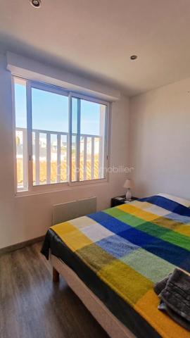 Idéalement située, en plein cœur des Sables d'Olonne à quelques mètres du Remblai, cette charmante maison de ville des années 60, entièrement rénovée avec goût, offre un cadre de vie exceptionnel ou tout se fait à pied. Développée sur trois niveaux, la maison propose de beaux volumes et une distribution parfaitement pensée. Au rez-de-chaussée, vous serez séduit par une belle pièce de vie lumineuse avec sa cuisine équipée aménagée et sa cour intérieure. En premier niveau, une belle suite parentale avec son dressing et sa salle d'eau douche à l'italienne et au dernier niveau, deux autres chambres avec sa salle d'eau fonctionnelle. Des toilettes indépendantes à chaque niveau. Balcons avec une vue mer en étage. Une adresse rare et recherchée pour profiter pleinement de l'art de vivre Sablais, que ce soit en résidence principale, secondaire ou pour un investissement patrimonial de qualité. A DECOUVRIR SANS TARDER!