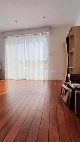 Idéalement située, en plein cœur des Sables d'Olonne à quelques mètres du Remblai, cette charmante maison de ville des années 60, entièrement rénovée avec goût, offre un cadre de vie exceptionnel ou tout se fait à pied. Développée sur trois niveaux, la maison propose de beaux volumes et une distribution parfaitement pensée. Au rez-de-chaussée, vous serez séduit par une belle pièce de vie lumineuse avec sa cuisine équipée aménagée et sa cour intérieure. En premier niveau, une belle suite parentale avec son dressing et sa salle d'eau douche à l'italienne et au dernier niveau, deux autres chambres avec sa salle d'eau fonctionnelle. Des toilettes indépendantes à chaque niveau. Balcons avec une vue mer en étage. Une adresse rare et recherchée pour profiter pleinement de l'art de vivre Sablais, que ce soit en résidence principale, secondaire ou pour un investissement patrimonial de qualité. A DECOUVRIR SANS TARDER!