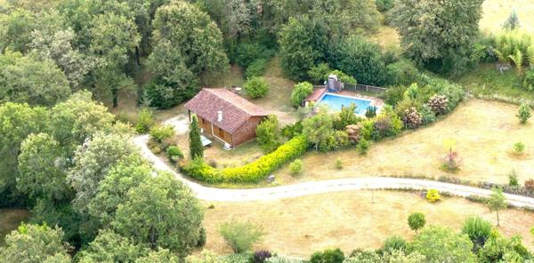MAISON OSSATURE BOIS DANS SON ECRIN DE VERDURE