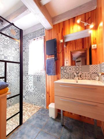 MAISON OSSATURE BOIS DANS SON ECRIN DE VERDURE