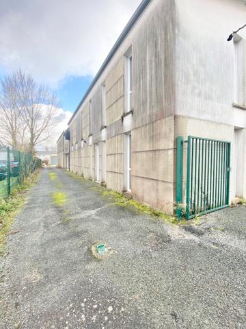 Local professionnel situé dans une zone commerciale - Réf : MARWARI