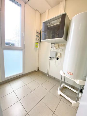 Local professionnel situé dans une zone commerciale - Réf : MARWARI