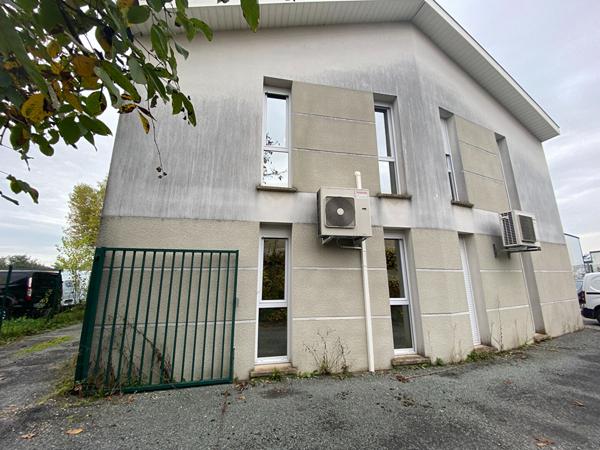 Local professionnel situé dans une zone commerciale - Réf : MARWARI