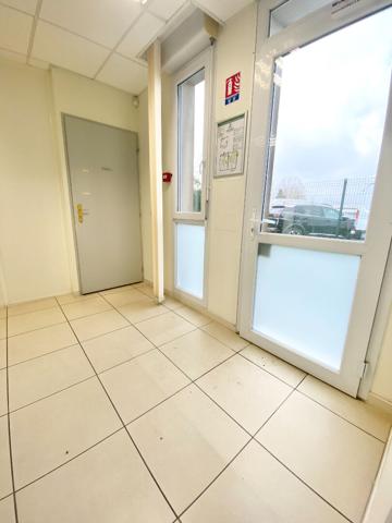 Local professionnel situé dans une zone commerciale - Réf : MARWARI