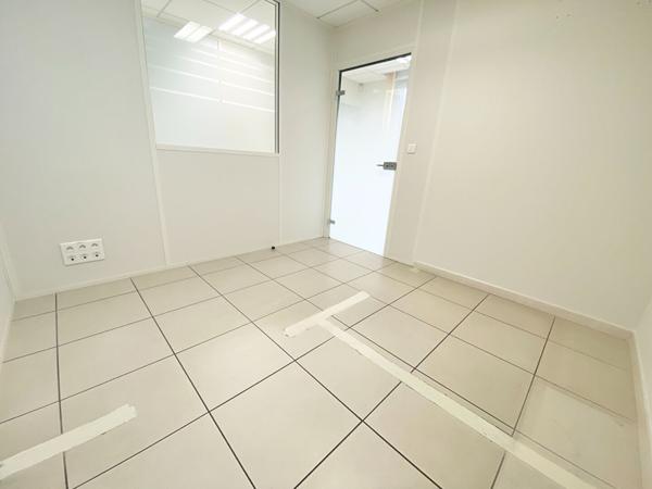 Local professionnel situé dans une zone commerciale - Réf : MARWARI